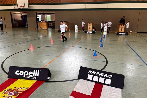 Fußballcamp begeistert Norder Kinder Zickzack um die Hütchen laufen und das auf Zeit.