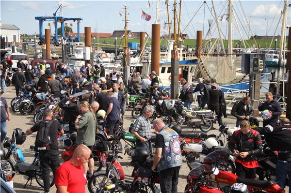 Ziel des großen Korsos zum 25. Kreidler-Treffen war der Norddeicher Hafen, wo die Fahrerinnen und Fahrer ein imposantes Bild boten. Foto: Johannes Müller