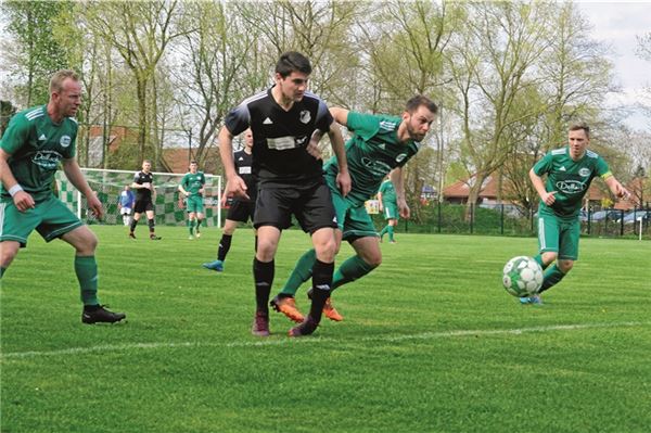 Der Arler mit dem besonderen Torriecher Zielstrebig und torhungrig. Jörg Nannen (2. v. l.) traf in dieser Saison in nur 22 Spielen gleich 27-mal. Foto: Hinrich Saathoff
