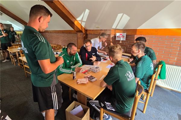 Zu Beginn des Tages waren die Jungs des SV Leezdorf unter den ersten zehn Spendern. Michael Dirksen-Müller war im Namen von Leukin vor Ort und erklärte ihnen das Prozedere. Fotos: Silvia Cornelius