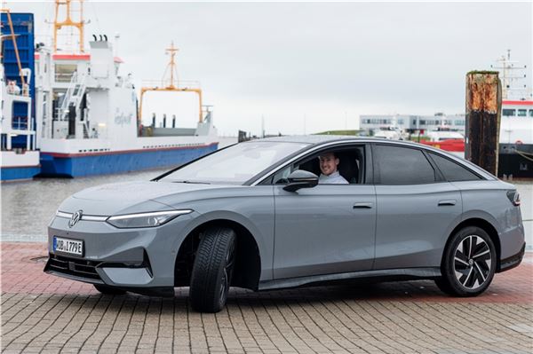 Zu Gast im Hafen Norddeich: Das Emder VW-Werk hat gestern sein neues Premium-Modell, den ID.7, offiziell in der Region vorgestellt. Am Steuer hier: Qualitätssicherer Jann Nanninga.