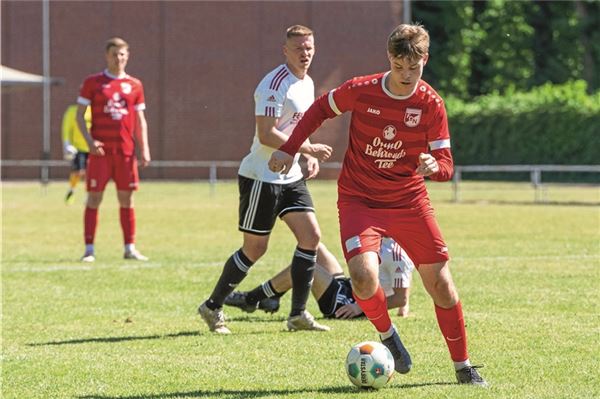 Zu spät aufgewacht. Erst nach dem 0:1 nach einer Stunde drehte der FC Norden auf. Offensiv fiel dem Drittletzten wieder viel zu wenig ein. Ob Elias Tjaden traf, blieb offen. Foto: Ute Bruns