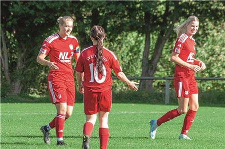 Zufriedene Leybuchterinnen. Sie führen die Bezirksliga an. Maike Ackermann (l.) traf auswärts dreimal. Foto: J. Müller