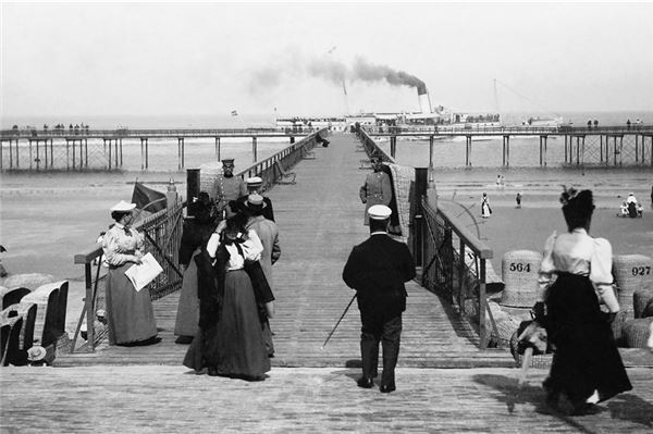 Zugang zum Seesteg um 1900 von der heutigen Milchbar aus betrachtet.Fotos. Bademuseum