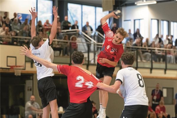 Zum Angriff. Alle Feldspieler trafen für Aurich/Marienhafe beim 36:25-Erfolg. Foto: Ute Bruns