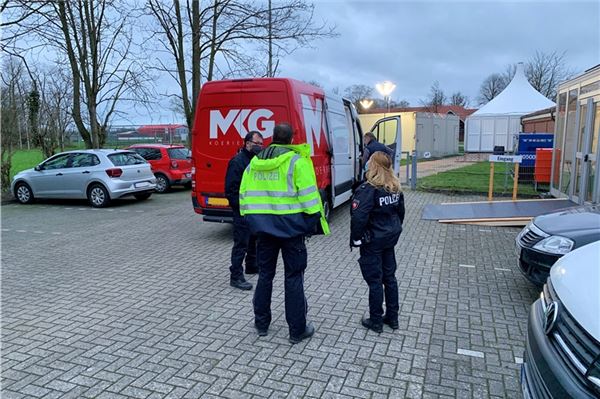 Zum Teil unter Polizeibegleitung wurden am Montag die Impfstoffe der Hersteller Biontech/Pfizer an die Impfzentren der Landkreise und der Stadt Emden ausgeliefert. 