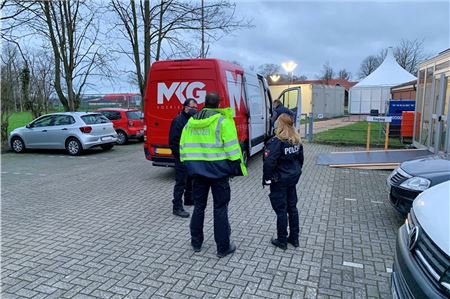 Zum Teil unter Polizeibegleitung wurden am Montag die Impfstoffe der Hersteller Biontech/Pfizer an die Impfzentren der Landkreise und der Stadt Emden ausgeliefert. 