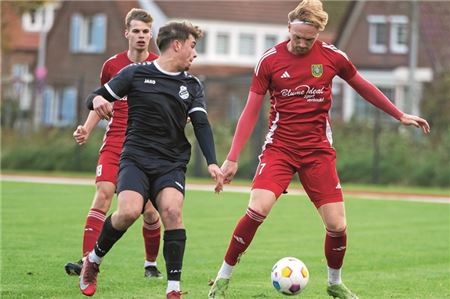 Zwei Doppeltorschützen. Marek Hinrichs (Foto) traf zum 2:1 zur Pause. Klaas Folkerts legte ebenso kräftig nach. Archiv-Foto: Ute Bruns