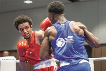 Zwei ehemalige Vereinskameraden im Halbfinale. Roy Grosch-Zamora vom BC Norden (l.) musste ein umstrittenes Urteil gegen Ousmane Diallo hinnehmen. Foto: Johannes Müller