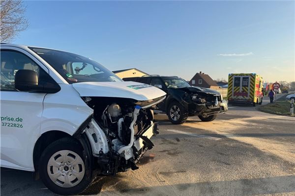 Zwei Fahrzeuge sind auf dem Schulweg in Großheide zusammengestoßen.