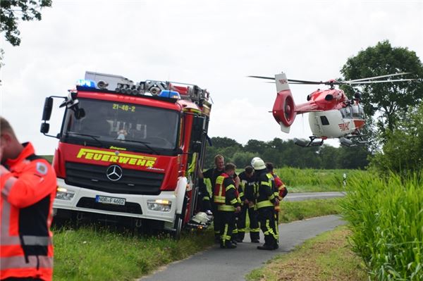 Schwerer Unfall in Norden: Eine Person lebensgefährlich verletzt – Fünf Verletzte insgesamt Zwei Hubschrauber versorgten die Verletzten.