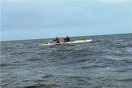Zwei Männer und das Meer. Mit Lehrgängen und Wanderfahrten hatten die Norder Ruderer sich auf die Nordseefahrt in speziellen Booten eingestimmt. Foto: KURIER-Sport