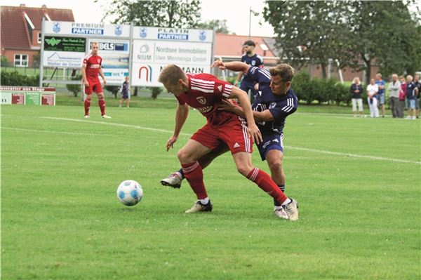 Zweites Heimspiel der Saison. Nach dem 0:5 gegen TuRa Westrhauderfehn will der SV Hage (r. Julian Weiß) am Sonntag gegen den Tabellenführer SpVg Aurich bestehen. Foto: Johannes Müller