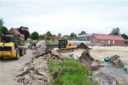 Zwischen Schule und Feuerwehr entstehen 70 neue Parkplätze.