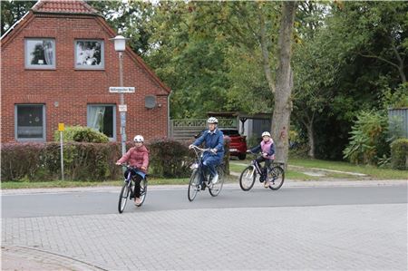 Zwischen zwei Schülerinnen fährt Grundschullehrerin Antje Groeneveld, die ein wachsames Auge auf ihre Schützlinge bei der Fahrradprüfung hat.